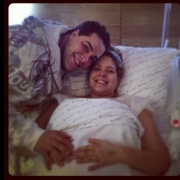 Tiago Abravanel divulga foto da visita à maternidade
